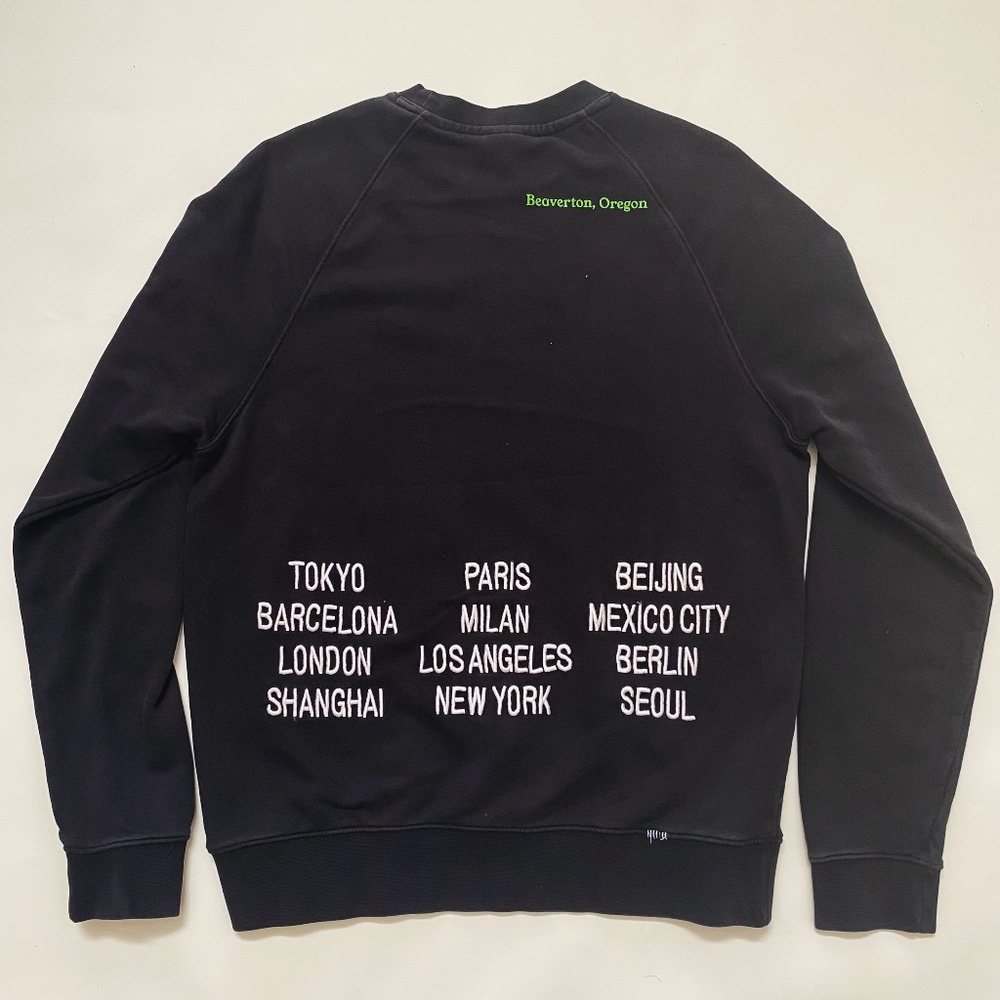 Nike World Tour embroidered 3D swoosh black crewneck sweater, men’s medium